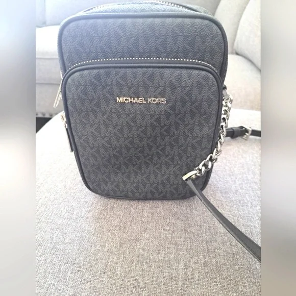 Michael Kors Jet Set Medium Flight Crossbody with silver hardware EUC - Picture 2 of 10